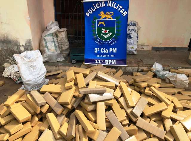 Gol &eacute; abandonado em rodovia sem roda traseira e com 700 kg de maconha