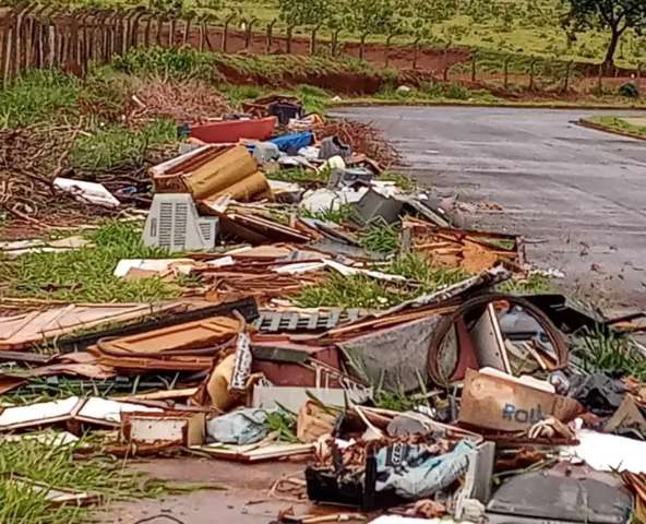 Em rua do Residencial B&uacute;zios tem at&eacute; vaca comendo pl&aacute;stico por causa de lix&atilde;o