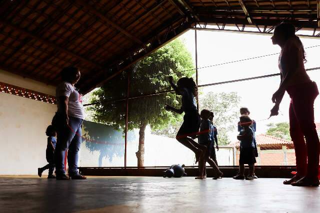 Ap&oacute;s volta &agrave;s aulas, crescem casos de crian&ccedil;as em isolamento por conta da covid
