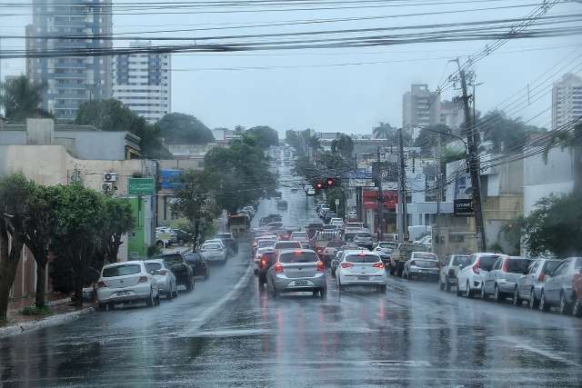 Chuva n&atilde;o deve dar tr&eacute;gua at&eacute; sexta-feira, acompanhada de raios e ventos fortes