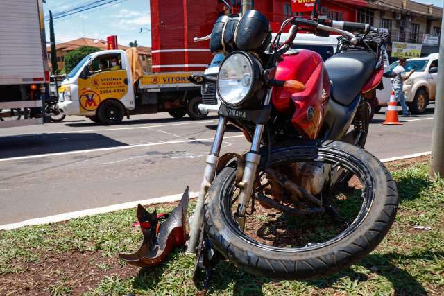 Motociclista sai ileso de acidente com dois caminh&otilde;es