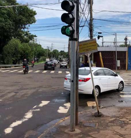 Ap&oacute;s conserto de sem&aacute;foro, morador reclama que &quot;deixaram placa solta&quot;