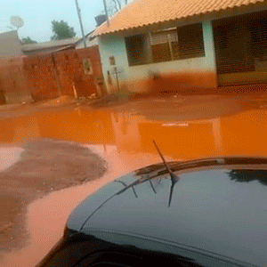 Chuva cria “piscina de lama” e impede morador de sair de casa