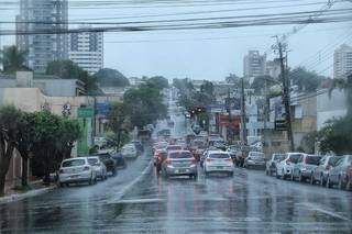 Chuva n&atilde;o deve dar tr&eacute;gua at&eacute; sexta-feira, acompanhada de raios e ventos fortes