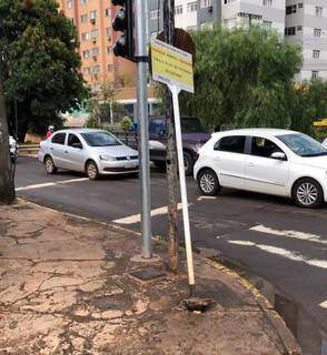 Ap&oacute;s conserto de sem&aacute;foro, morador reclama que &quot;deixaram placa solta&quot;