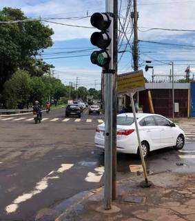 Ap&oacute;s conserto de sem&aacute;foro, morador reclama que &quot;deixaram placa solta&quot;
