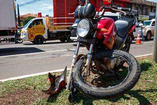 Motociclista sai ileso de acidente com dois caminhões Motociclista sai ileso de acidente com dois caminhões