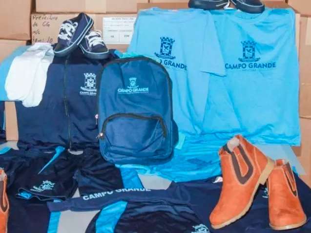 Apesar de aulas suspensas, prefeitura prepara compra de uniforme para 2021