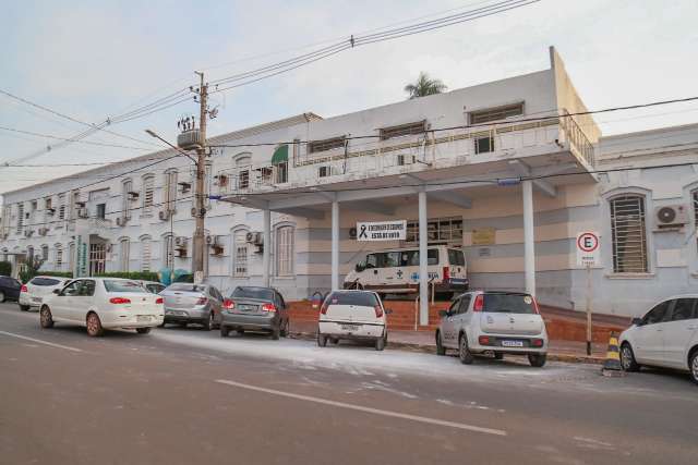 Homem morre em hospital um dia ap&oacute;s ser esfaqueado em conveni&ecirc;ncia