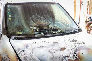 Antes de incendiar carro, ex &quot;plantou&quot; drogas no quintal e atirou contra mulher