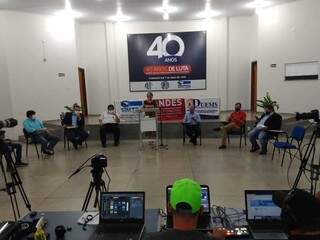 Sentados, os seis candidatos que foram ao debate do Simted (Foto: Gracindo Ramos/Divulgação)