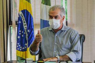 Governador Reinaldo Azambuja sinaliza que data de pagamento do 13º está confirmada (Foto: Silas Lima)