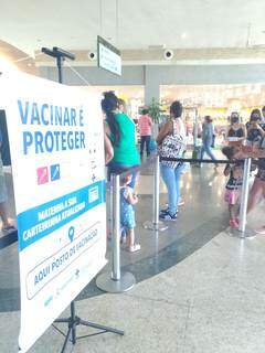 Mesmo com campanha em andamento desde outubro, com vacinação até em shoppings (foto), meta não está sendo alcançada. (Foto: Lucia Morel/Arquivo)