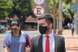 Advogado saiu da sede da PF, em Campo Grande, às 11h45 (Foto: Marcos Maluf)