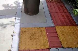 Piso tátil com desvio, por conta de poste no caminho na Rua Genebra Vila Margarida. (Foto:Direto das Ruas)