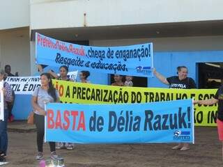Professores de Dourados durante protesto na prefeitura, em 2019 (Foto: Divulgação)
