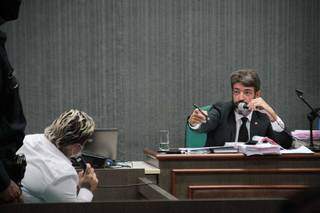 Promotor Bolivar Vieira, durante julgamento de Fernanda Aparecida (branco) (Foto: Marcos Maluf)