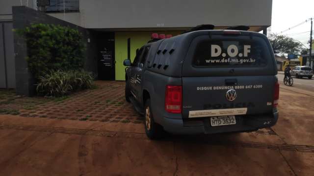 Com viatura na porta de ag&ecirc;ncia, publicit&aacute;rio denuncia terrorismo eleitoral