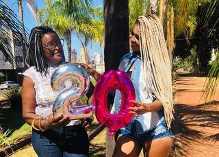 Em comemoração aos 20 anos de Bruna, a neta resolveu assumiu a cor loira de sua box braids (Foto: Arquivo Pessoal)