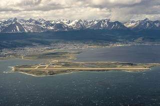Pista do aeroporto de Ushuaia. Tanto a chegada quanto a partida são angustiantes, uma grande aventura (Foto: Reprodução)