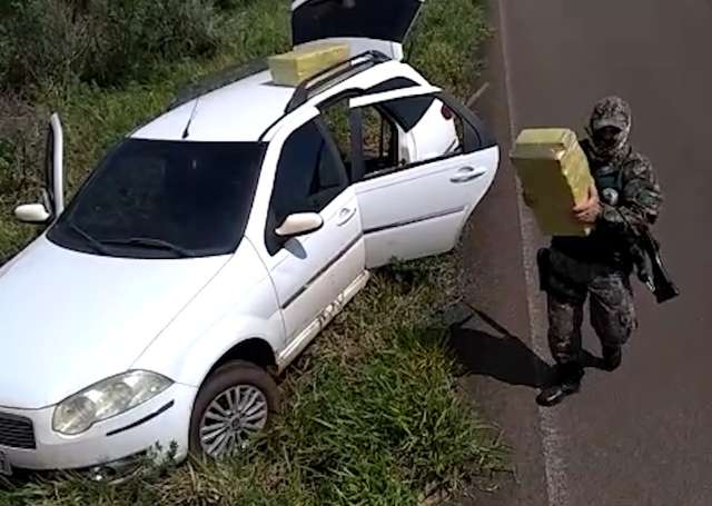Quase meia tonelada de maconha &eacute; encontrada em carro abandonado