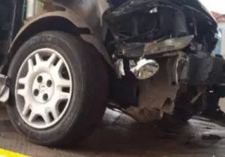 Motorista derruba grade de Centro de Conviv&ecirc;ncia, bate em poste e foge