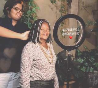 Cadu trabalha na cabeleira de Dona Xica (Foto: Reprodução/Instagram)