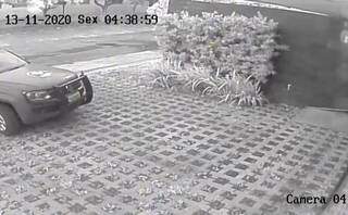 V&iacute;deo mostra viatura rodando e depois parada em cal&ccedil;ada de ag&ecirc;ncia