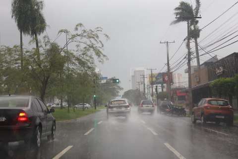 Tempo fecha e chuva chega com ventos fortes na Capital 