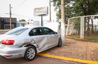 Motorista derruba grade de Centro de Convivência, bate em poste e foge Motorista derruba grade de Centro de Convivência, bate em poste e foge