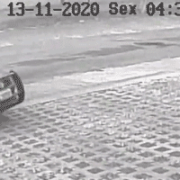 Vídeo mostra viatura rodando e depois parada em calçada de agência