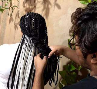 Aqui, Cadu trança um cabelo feminino ao estilo box braids (Foto: Arquivo Pessoal)