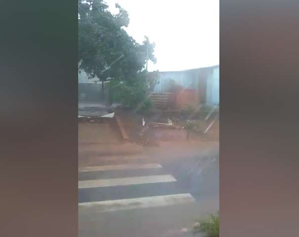 Chuva com ventania assusta moradores no in&iacute;cio da tarde em Rochedo
