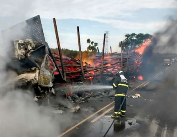 Motorista morre carbonizado em acidente entre duas carretas na BR-262