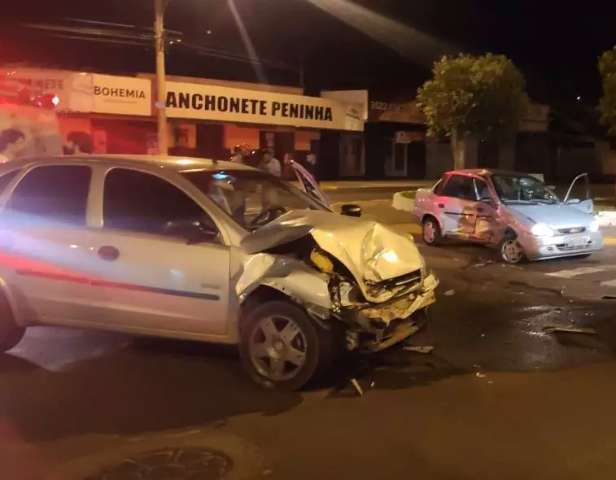 Acidente deixa tr&ecirc;s feridos e carros destru&iacute;dos ap&oacute;s colis&atilde;o