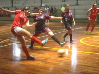 Rodada feminina da Copa Pelezinho de Futsal tem vit&oacute;ria por 3 a 1