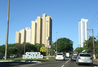 Amanhecer com céu azul visto da região central de Campo Grande (Foto: Kisie Aionã)