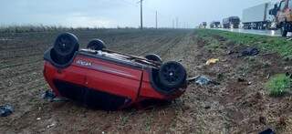 Veículo parou com as quatro rodas para cima à margem da rodovia. (Foto: Jovem Sul News) 