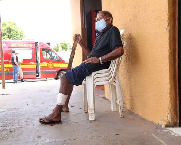 No caminho para mercearia, idoso de 77 anos &eacute; atacado por c&atilde;o na rua