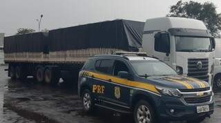 Contrabandista sai correndo de carreta e abandona 350 mil maços de cigarro Contrabandista sai correndo de carreta e abandona 350 mil maços de cigarro