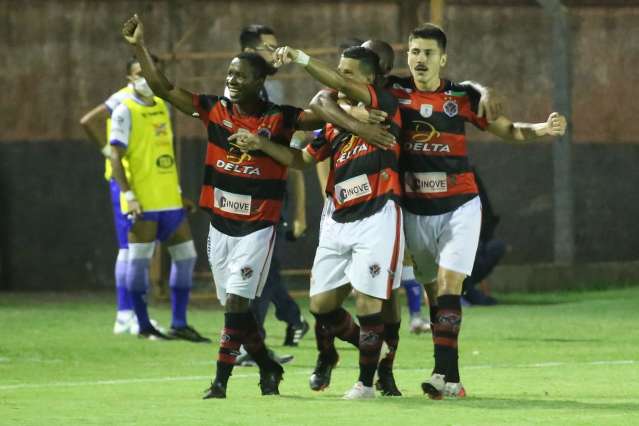 Jogando em casa, &Aacute;guia Negra domina partida e vence Goian&eacute;sia por 3 a 1