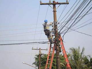 Profissional realizando reparo em instalação elétrica em via pública da Capital (Foto: Arquivo)