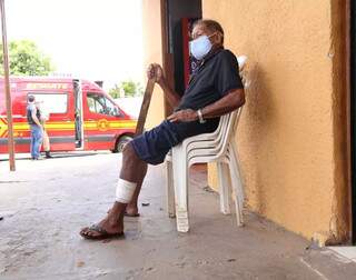 No caminho para mercearia, idoso de 77 anos é atacado por cão na rua No caminho para mercearia, idoso de 77 anos é atacado por cão na rua