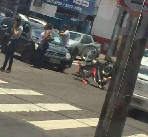 Acidente na Rua Cear&aacute; deixa moto de ponta-cabe&ccedil;a