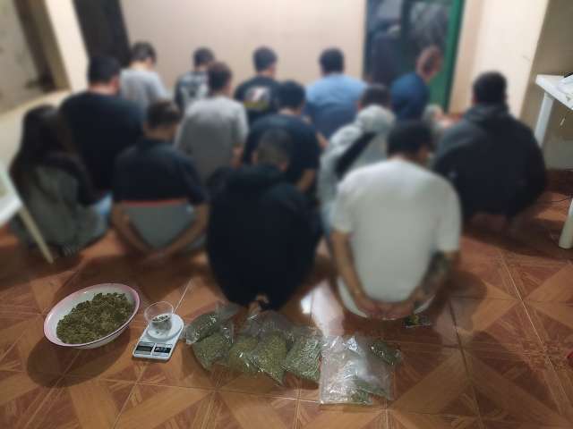 Pol&iacute;cia flagra &quot;cons&oacute;rcio da maconha&quot; e leva 15 pessoas para delegacia