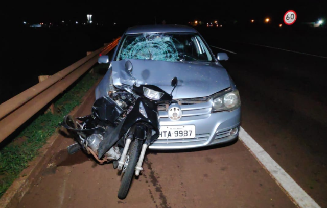 Mulher morre em acidente, motorista abandona carro e foge 