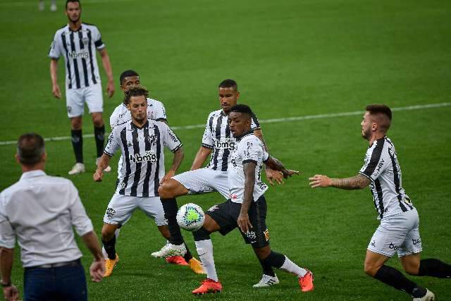 Corinthians leva virada e perde em casa para o Atl&eacute;tico-MG, novo l&iacute;der