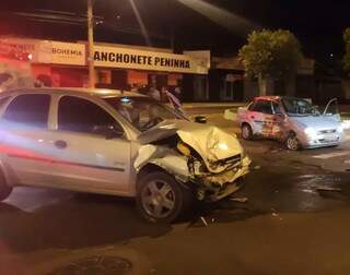 Acidente deixa tr&ecirc;s feridos e carros destru&iacute;dos ap&oacute;s colis&atilde;o