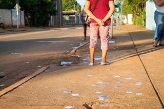 Maior zona eleitoral da capital amanheceu com santinhos espalhados (Foto: Henrique Kawaminami)