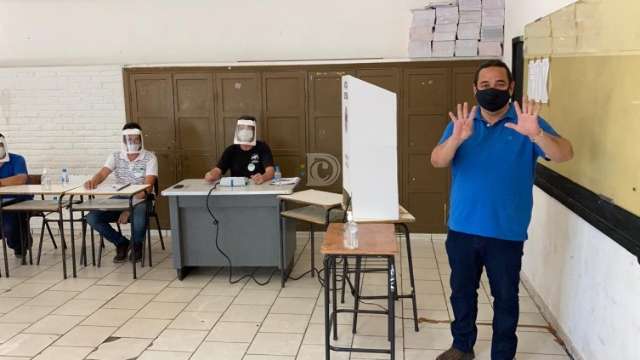 Marcelo Iunes e Paulo Duarte votam pela manhã